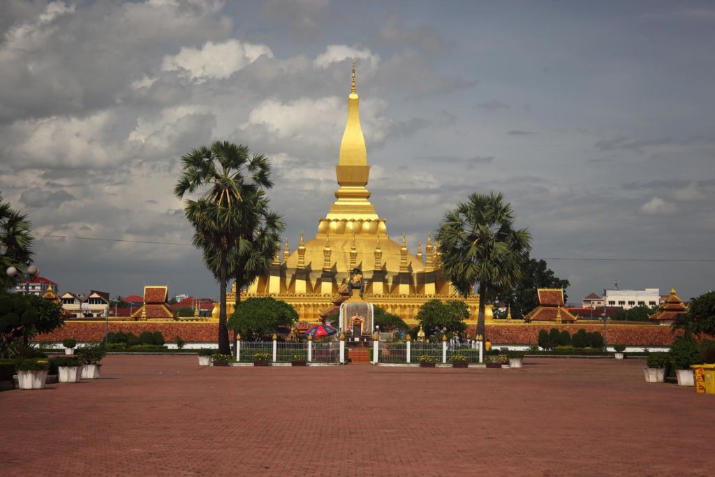 Золотая ступа, Храм Пха Тхат Луанг (Pha That Luang) , Laos Trip Travel Asia Visa Hotel