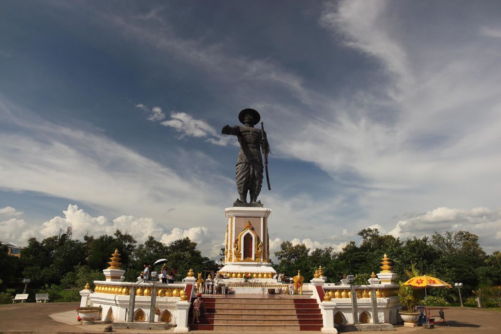 Chao Anouvong Park in Vientiane, Лаос , Vientiane , travel, trip Asia , парк, набережная, король