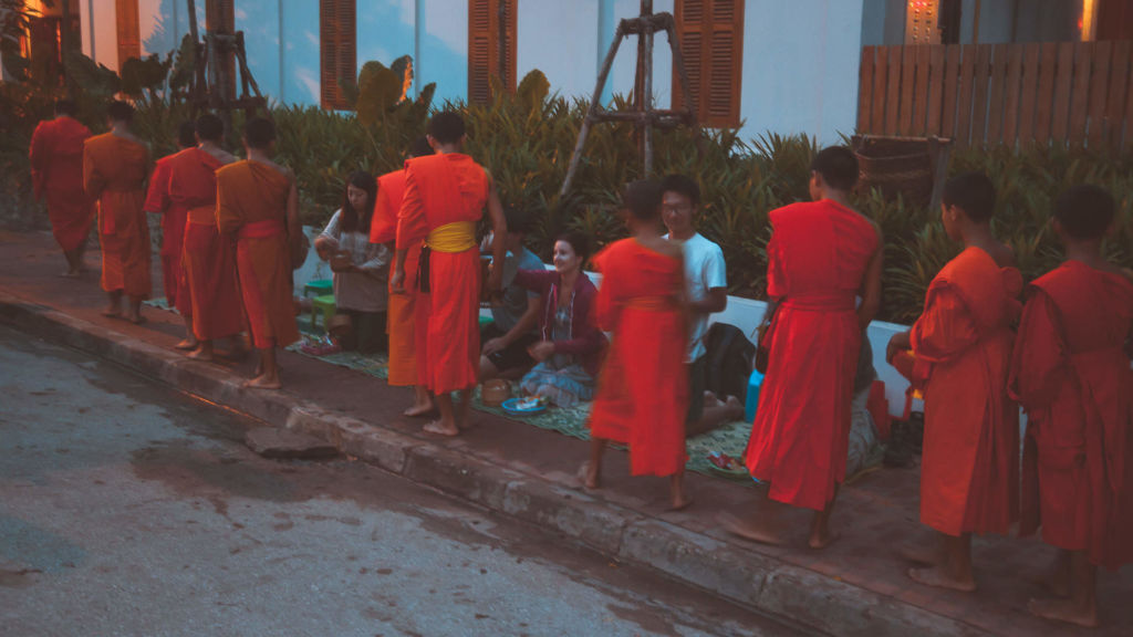 Luang Prabang, Laos, Луанг Прабанг, Лаос, кормление монахов, буддизм, традиции, культура, достопримечательность