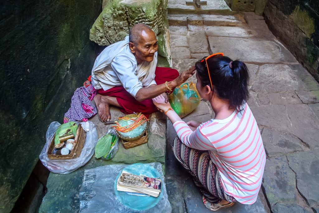 Камбоджа, Сием Рип, Cambodia, Siem Reap, Angkor , Ангкор, красная нитка на удачу, благословение от монаха