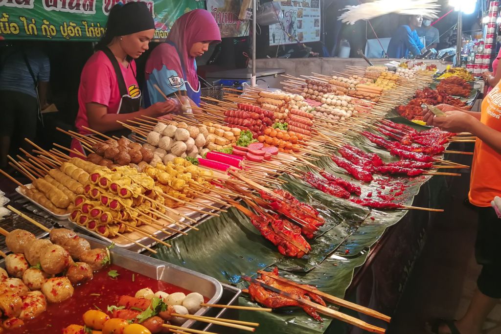 тайская кухня, уличная еда в Таиланде, шпажки, шашлычки, вечерняя ярмарка на Самуи, храмовая ярмарка, ярмарка, Таиланд, Самуи, праздничная ярмарка в храме, уличная еда, одежда, аттракционы