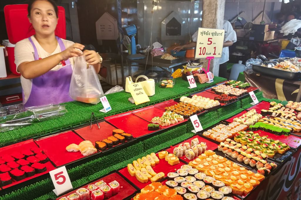 тайская кухня, уличная еда в Таиланде, суши, вечерняя ярмарка на Самуи, храмовая ярмарка, ярмарка, Таиланд, Самуи, праздничная ярмарка в храме, уличная еда, одежда, аттракционы