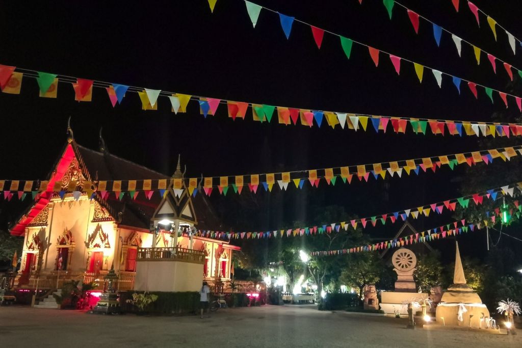 вечерняя ярмарка на Самуи, храмовая ярмарка, ярмарка, Таиланд, Самуи, праздничная ярмарка в храме, уличная еда, одежда, аттракционы