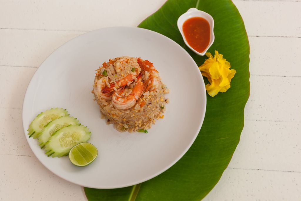 Жареный рис, fried rice, рецепт fried rice, жареный рис рецепт, тайский жареный рис, жареный рис по-тайски, тайский рис, рецепт тайский рис, как приготовить жареный рис, тайская кухня, thai cuisine, aroy, арой, вкусно, фото-рецепты, инструкция по приготовлению жареного риса, жареный рис с креветрками, рис в ананасе