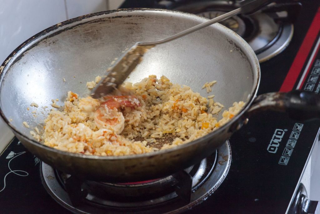 Жареный рис, fried rice, рецепт fried rice, жареный рис рецепт, тайский жареный рис, жареный рис по-тайски, тайский рис, рецепт тайский рис, как приготовить жареный рис, тайская кухня, thai cuisine, aroy, арой, вкусно, фото-рецепты, инструкция по приготовлению жареного риса, жареный рис с креветрками, рис в ананасе