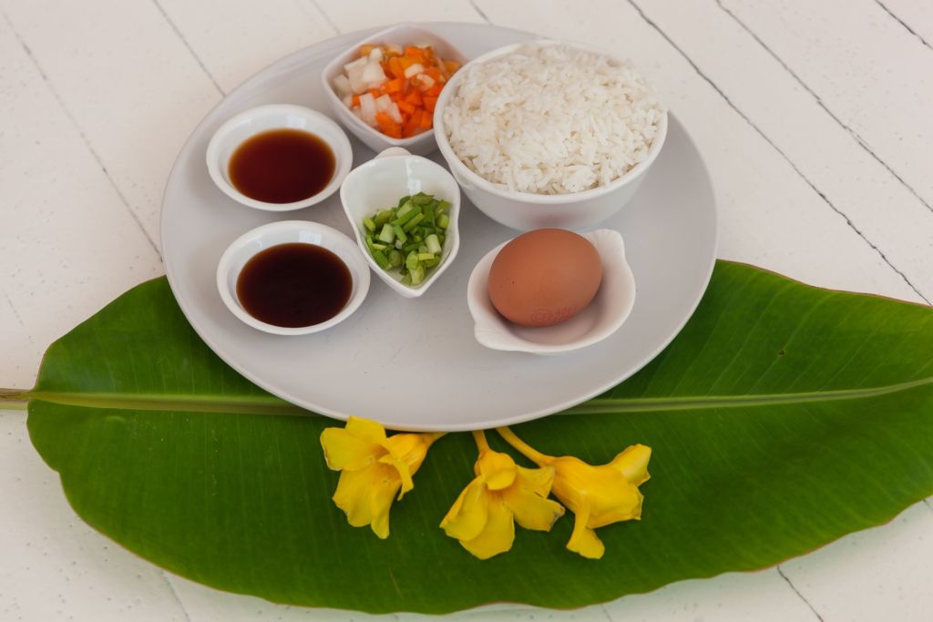 Жареный рис по тайски с яйцом и овощами