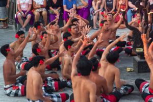 Bali, Indonesia, Uluwatu, Uluwatu Temple, Pura Luhur Uluwatu, kechak dance, Бали, Улувату, храм Улувату, танец кечак, традиционные танцы Бали, национальные танцы Бали, пура улувату бали, храм улувату Бали, Пура Лухур Улувату, путешествия, Азия, Юго-Восточная Азия, мама азия, пейзаж, океан, индийский океан, скалы на берегу моря, обезьяны на Бали, воровство на Бали