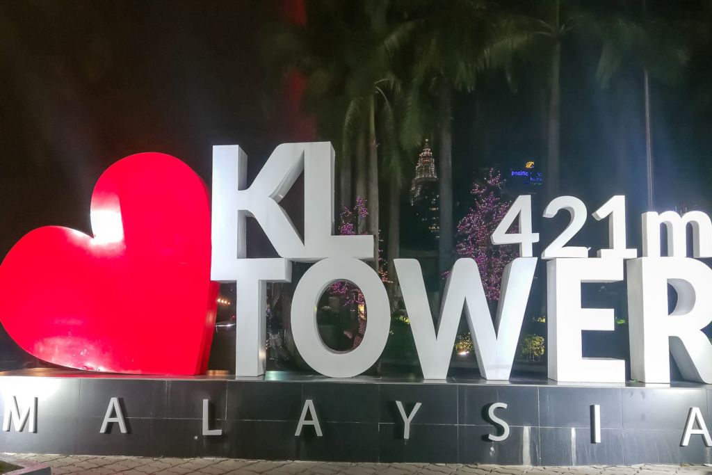 KL Tower, Kuala-Lumpur Tower, 421 m Tower, Malaysia, Kuala-Lumpur, Malaysia, Куала-Лумпур, Малайзия, Столица Малайзии, что посмотреть в Куала-Лумпуре, Куала Лумпур достопримечательности, достопримечательности Куала-Лумпура, что стоит посетить в Куала-Лумпуре, смотровая площадка, смотровая площадка в Куала-Лумпуре, стеклянный куб, фото в стеклянном кубе на небоскребе, ночной Куала-Лумпур, вид на город Куала-Лумпур с высоты, панорама Куала-Лумпура, ночной Куала-Лумпур, небоскребы Куала-Лумпура, вьюпоинт в Куала-Лумпуре, лучшие фото Куала-Лумпур, фото Куала-Лумпур, телебашня в Куала-Лумпуре, высота телебашни в Куала-Лумпуре 421 метр, смотровая в телецентре Куала-Лумпура, sky box, sky desk, KL sity