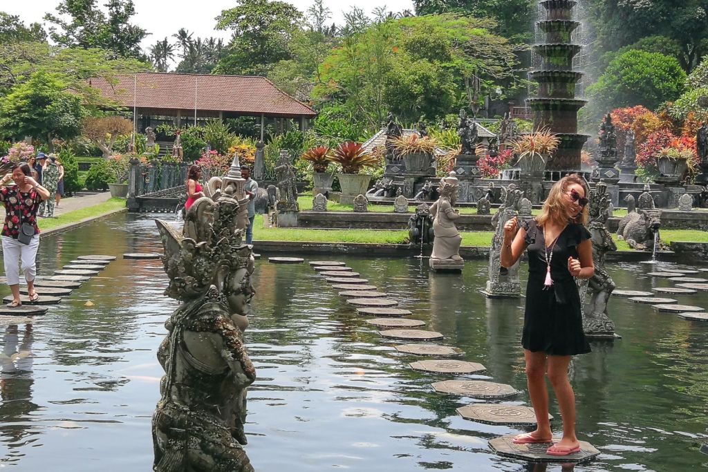 водный дворец на Бали, Тиртаганга, Tirta Gangga, Таман Уджунг, Taman Ujung, водные дворцы на Бали, тирта ганга, ритуал с водой на Бали, ритуал очищения на Бали, святой источник Бали, священная вода Бали, золотые рыбки Бали, где покормить рыб на Бали, куда сходить на Бали, куда сходить с ребенком на Бали, развлечения на Бали, восток Бали, что посмотреть на востоке Бали, что посмотреть в Амеде, Амед Бали, парк на Бали, где погулять на Бали, фотосессия на Бали, интересные места для фото на Бали, фотографии Бали,