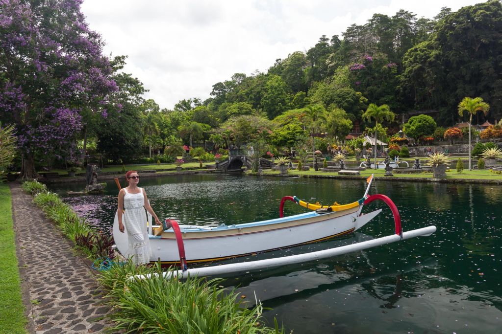 водный дворец на Бали, Тиртаганга, Tirta Gangga, Таман Уджунг, Taman Ujung, водные дворцы на Бали, тирта ганга, ритуал с водой на Бали, ритуал очищения на Бали, святой источник Бали, священная вода Бали, золотые рыбки Бали, где покормить рыб на Бали, куда сходить на Бали, куда сходить с ребенком на Бали, развлечения на Бали, восток Бали, что посмотреть на востоке Бали, что посмотреть в Амеде, Амед Бали, парк на Бали, где погулять на Бали, фотосессия на Бали, интересные места для фото на Бали, фотографии Бали,