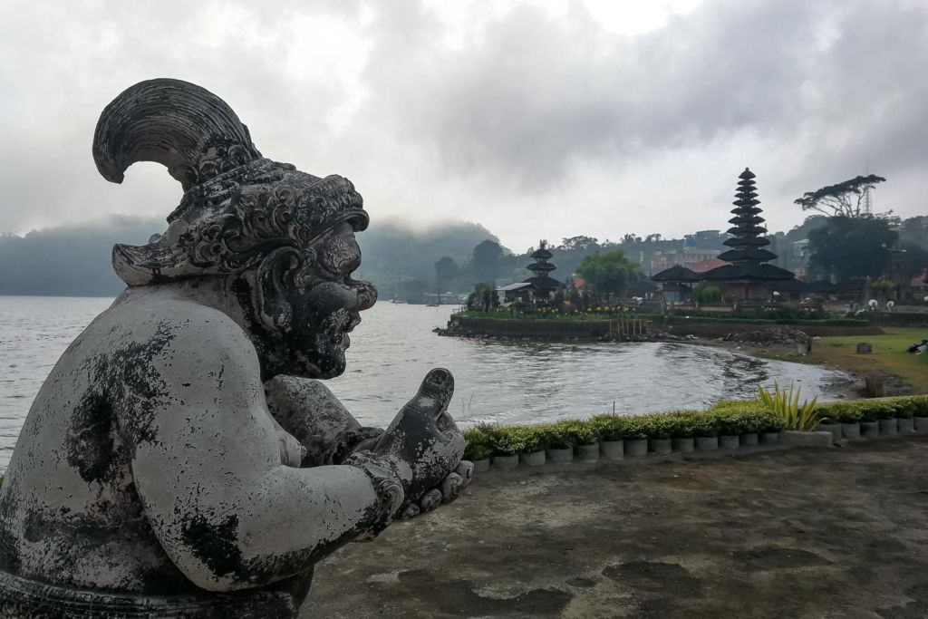 Озеро Братан, клубника на Бали, горы на Бали, центр Бали, кальдера вулкана , храм на озере на Бали, озеро Братан, Братан озеро на Бали, вулканы на Бали, экскурсии на Бали, достопримечательности Бали, что посмотреть на Бали, Бали, что обязательно посетить на Бали, священные места на Бали, главный храм на Бали, Beratan Bali, Pura Ulun Danu, Ulun Danu Beratan, Пура Улун Дану, Пура Улун Дану Братан, храм Улун Дану на Бали, храм Улун Дану на озере Братан, клубничное кафе на Бали