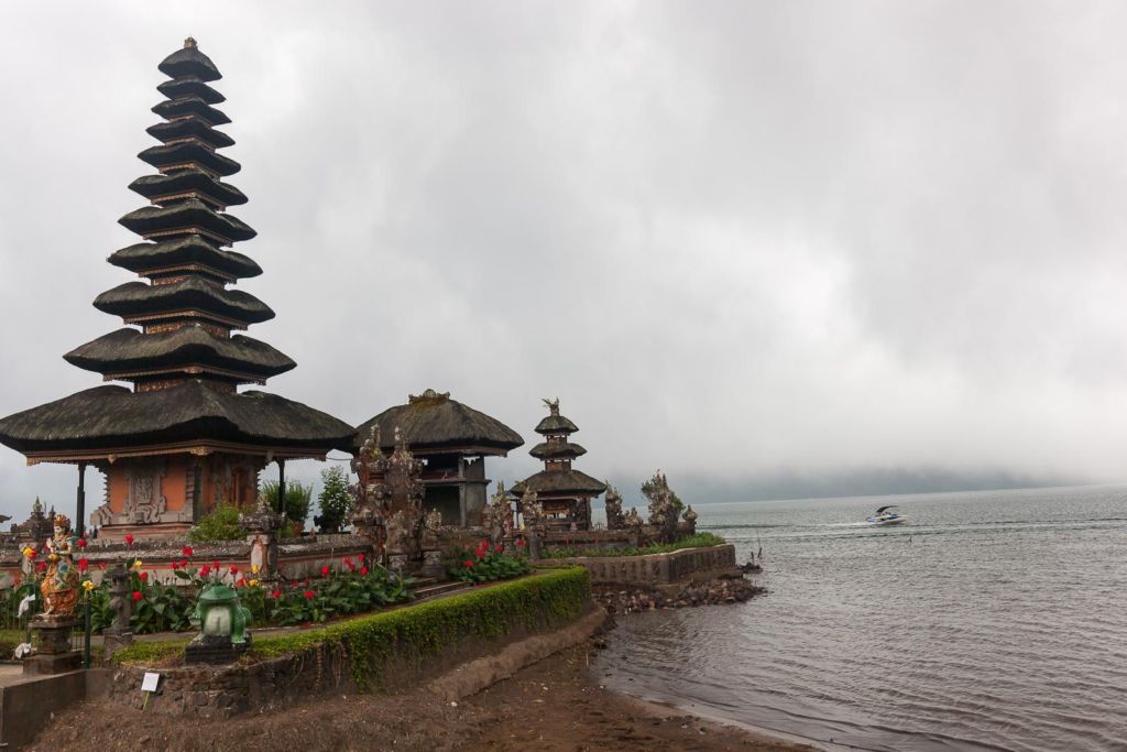 Озеро Братан, клубника на Бали, горы на Бали, центр Бали, кальдера вулкана , храм на озере на Бали, озеро Братан, Братан озеро на Бали, вулканы на Бали, экскурсии на Бали, достопримечательности Бали, что посмотреть на Бали, Бали, что обязательно посетить на Бали, священные места на Бали, главный храм на Бали, Beratan Bali, Pura Ulun Danu, Ulun Danu Beratan, Пура Улун Дану, Пура Улун Дану Братан, храм Улун Дану на Бали, храм Улун Дану на озере Братан, клубничное кафе на Бали